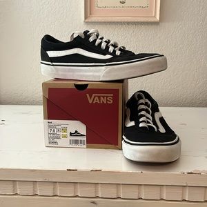 GENTLY WORN WOMEN’S VANS LACE UP TENNIS SHOES : SIZE 7